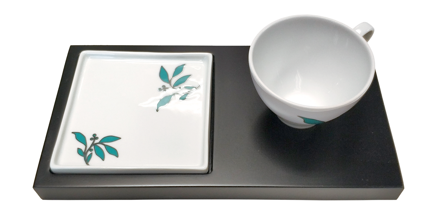 Chávena e prato em base de madeira