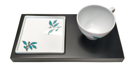 Chávena e prato em base de madeira