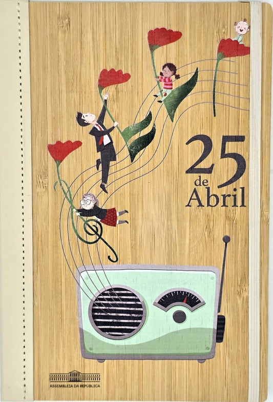 Bloco em bambu 25 de Abril