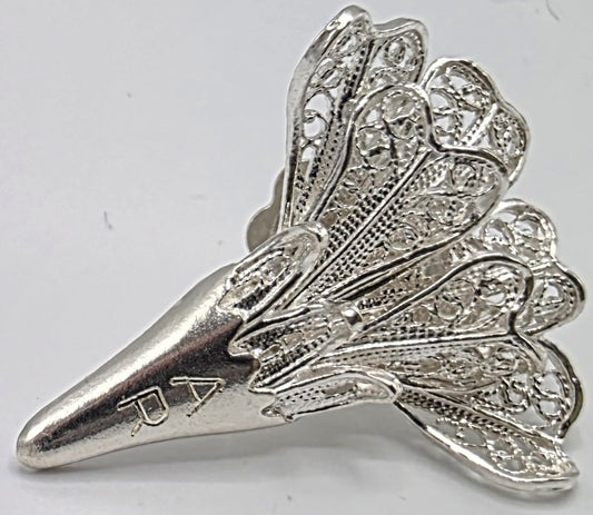 Pin em prata com motivo Cravo